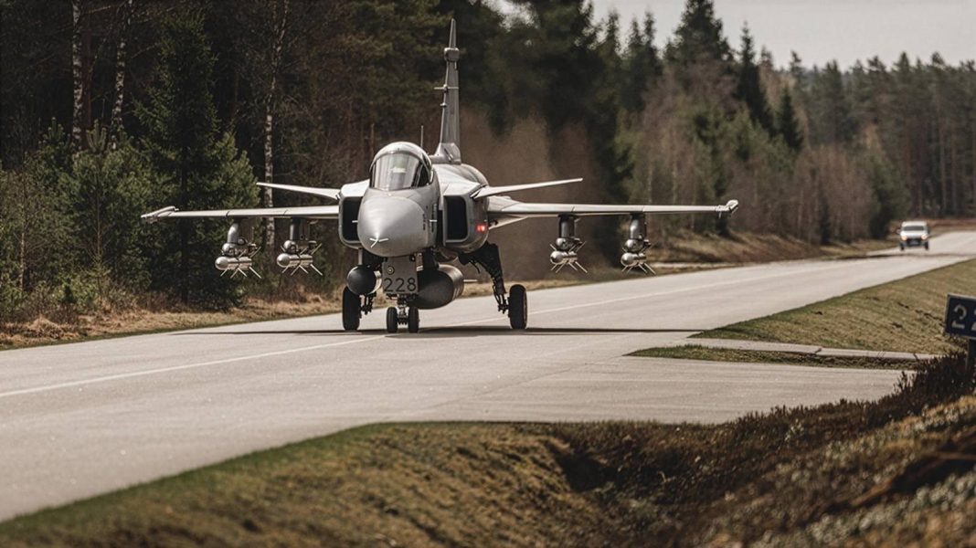 Gripen для України: чому головне в угоді — не літак, а шведська автотраса Gripen для України: чому головне в угоді — не літак, а шведська автотраса