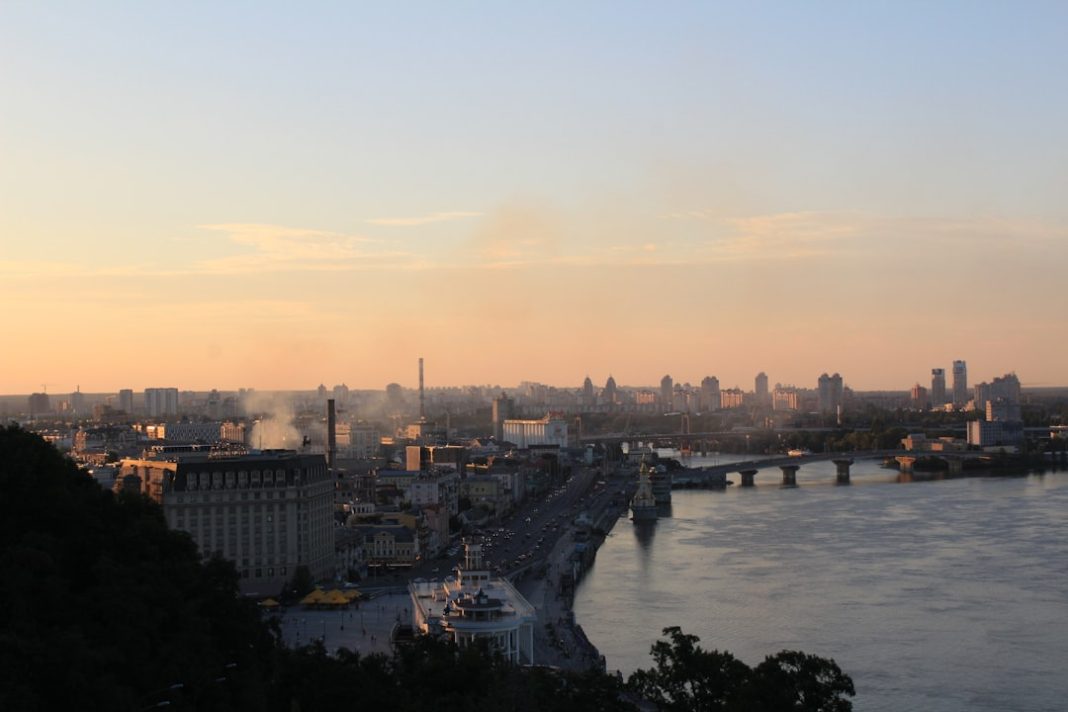 День жалоби в Києві 3 липня 2026: згорілий ринок і десять відсотків війни Панорама Києва над Дніпром на заході сонця — ілюстрація до аналітики про масовану атаку на Київ 2 липня 2026 року