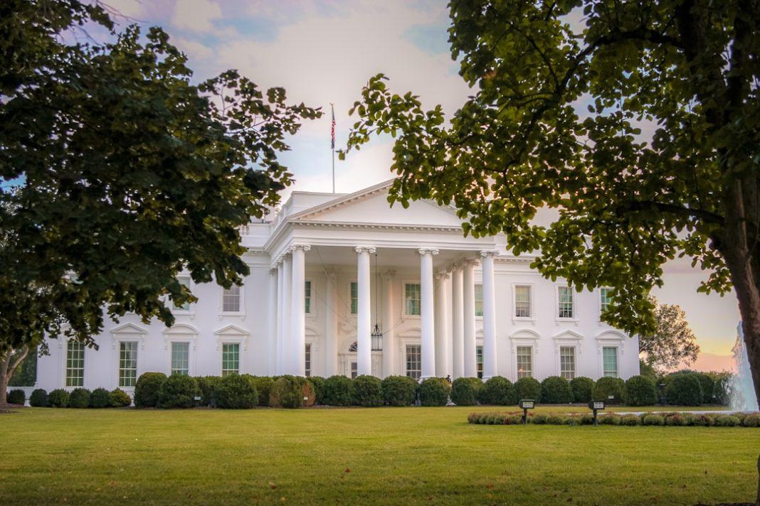 Зеленський у Трампа, криза в Криму, іранська загроза і відставка Федорова: огляд відео за 29.07.2026 Білий дім у Вашингтоні на заході сонця — переговори Зеленського з Трампом, огляд політичних відео за 29.07.2026