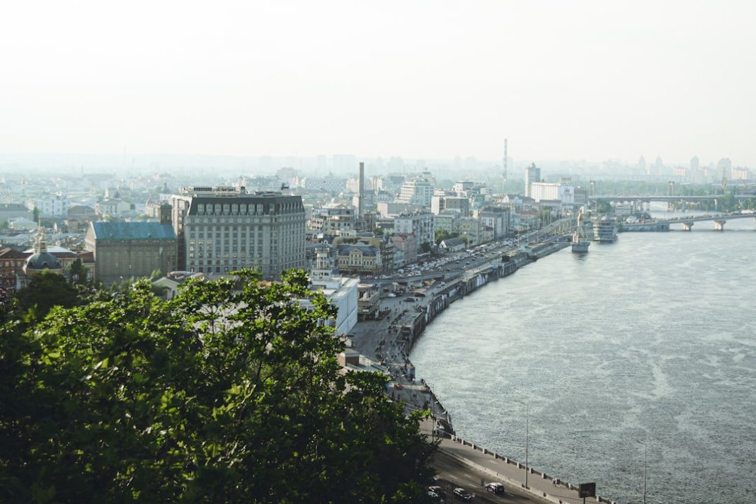 Відставка уряду, смерть Ліндсі Грема, удари по НПЗ і переговорне вікно восени: огляд відео за 13.07.2026 Панорама Києва над Дніпром — огляд суспільно-політичних відео за 13.07.2026