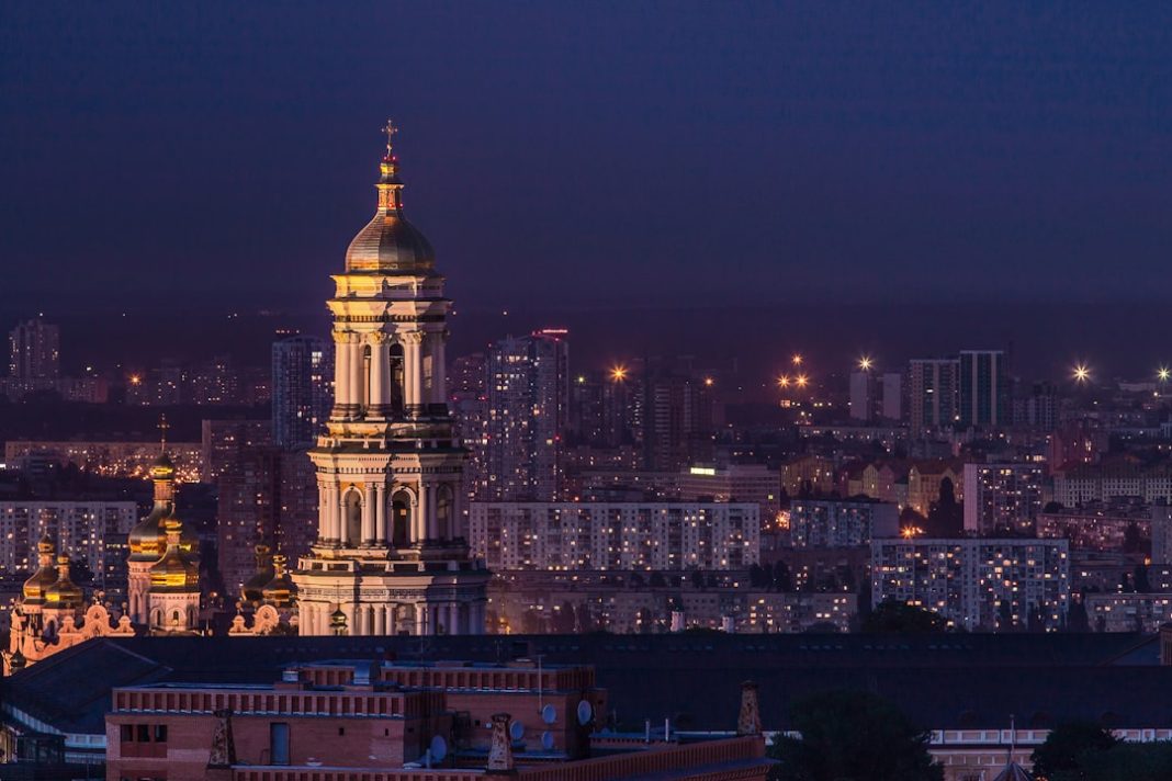 Удар по Києву, дрони по НПЗ у глибині РФ, дзвінки Трампа і Стамбул, скандал з Польщею: огляд відео за 07.07.2026 Панорама Києва — ілюстрація до огляду відео про удар по столиці, дрони по НПЗ РФ і переговори
