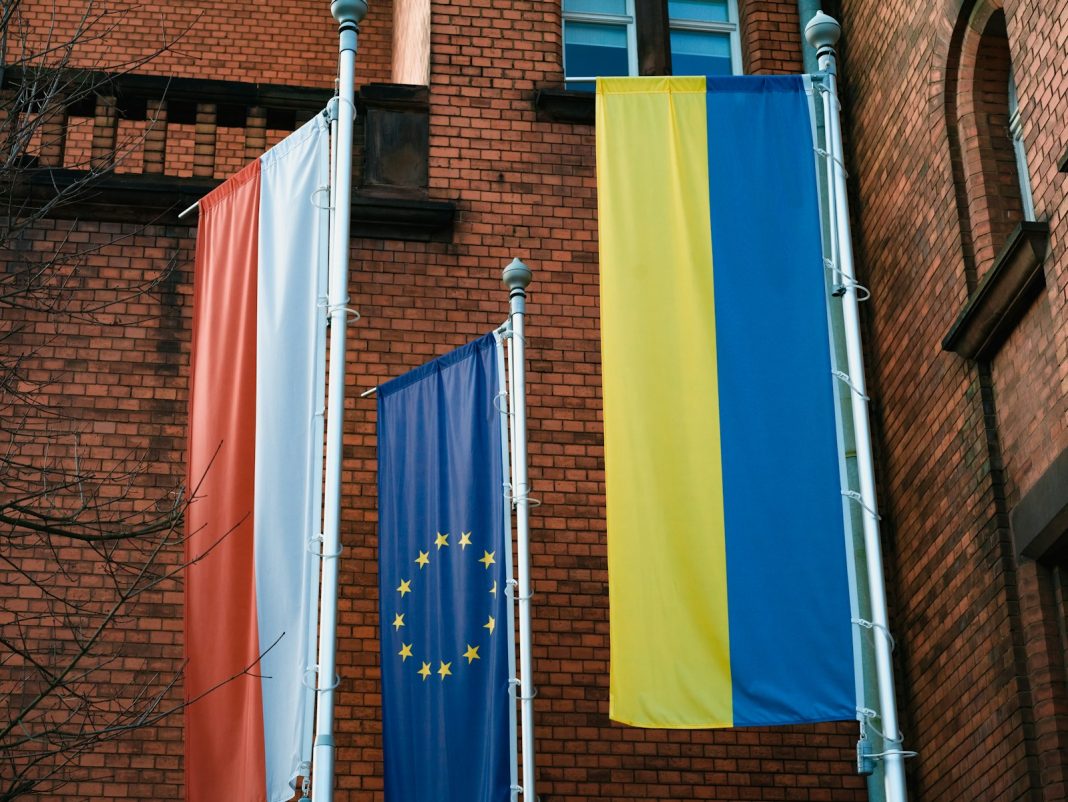 «Східна Малопольща»: як одна картка в базі даних переважила кілометри фронту Прапори Польщі та України як символ дипломатичного скандалу навколо терміна «Східна Малопольща»