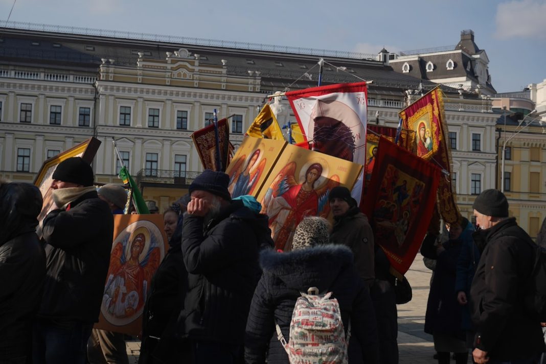 Відставка Федорова і протести проти Сирського, 143 квартири брата голови ДБР, удари по логістиці РФ: огляд відео за 18.07.2026 Люди з українськими прапорами на протестах у Києві проти відставки Федорова та навколо Сирського