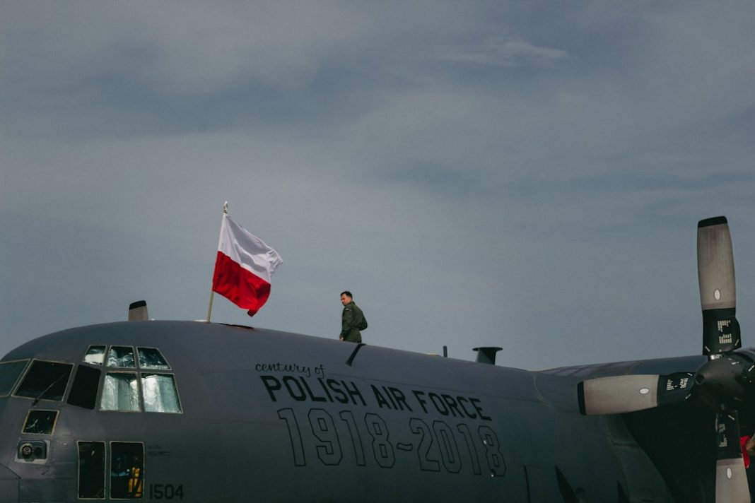 Ракета РФ у Польщі, масований удар по Україні, звільнення Федорова та обшуки в ТЦК: огляд відео за 31.07.2026 Літак ВПС Польщі — ілюстрація до огляду відео про падіння російської ракети в Польщі 31.07.2026