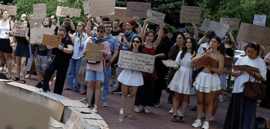 Картонки і червоні лінії: чому Україна протестує за Федорова, а не проти дій ТЦК в Україні воєнного часу у вуличний протест конвертується не масштаб болю, а наявність моральної ліцензії