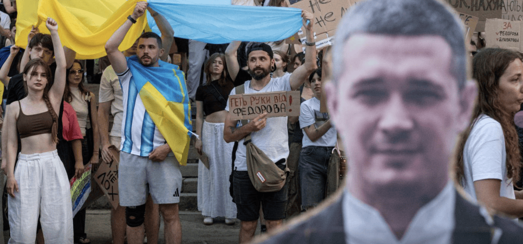 Протести проти звільнення Федорова: що насправді сталося на площі Франка Вечірній мітинг на підтримку України із синьо-жовтими прапорами та саморобними плакатами як ілюстрація протестів проти звільнення Федорова