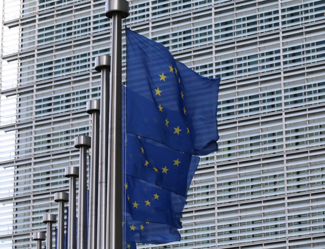 94 банки і 13 серпня: що насправді робить 21-й пакет санкцій ЄС 21 пакет санкцій ЄС проти Росії — прапори ЄС біля будівлі Європейської Комісії