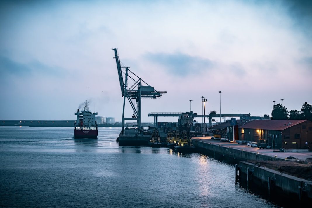 Морська блокада України: порожній морський торговий порт без суден